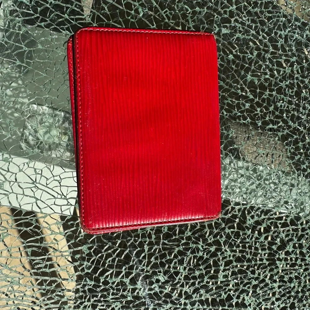LOUIS VUITTON CARD CASE. RED. GUC